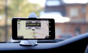 スマホをカーナビ代わりに使うときは違反に注意